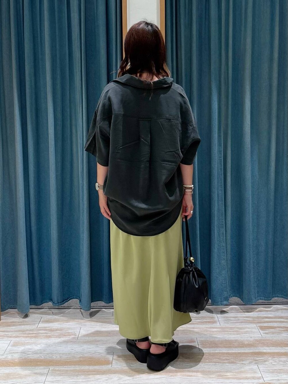 ホワイト系のキャミソール、グレー系のシャツ/ブラウス、ブラック系のショルダーバッグを着用したレディースの夏コーディネートの3枚目の写真