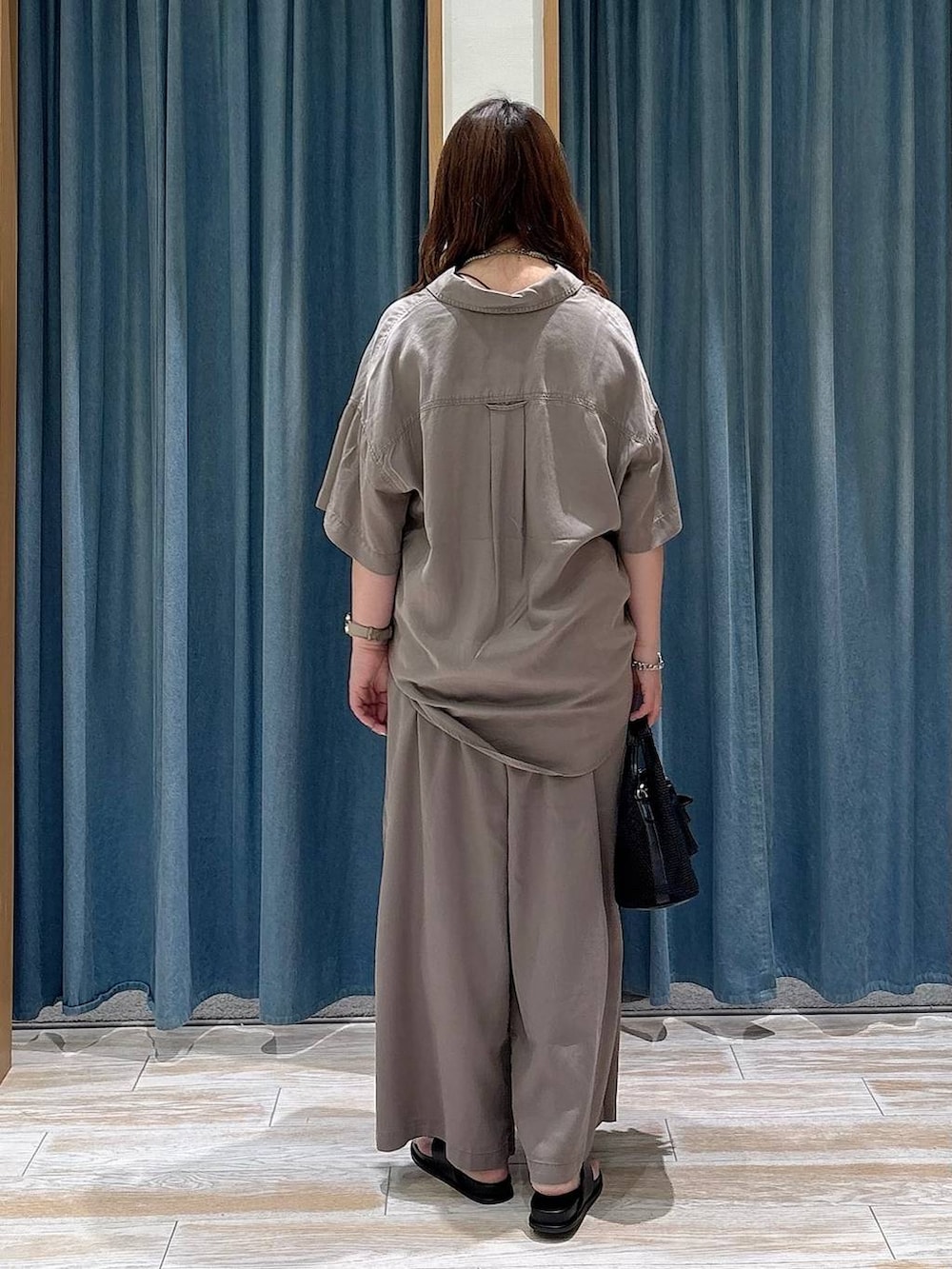 ブラウン系のシャツ/ブラウス、ブラウン系のその他パンツ、ブラック系のショルダーバッグを着用したレディースの春コーディネートの3枚目の写真