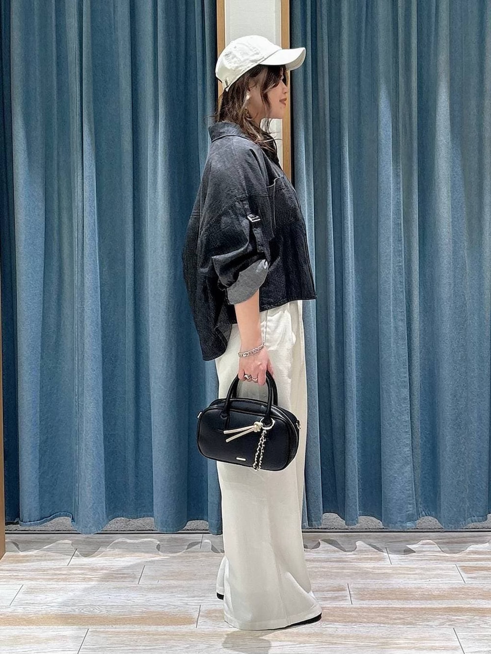 ブラック系のローファー、ブラック系のハンドバッグ、ベージュ系のその他パンツを着用したレディースの春コーディネートの2枚目の写真