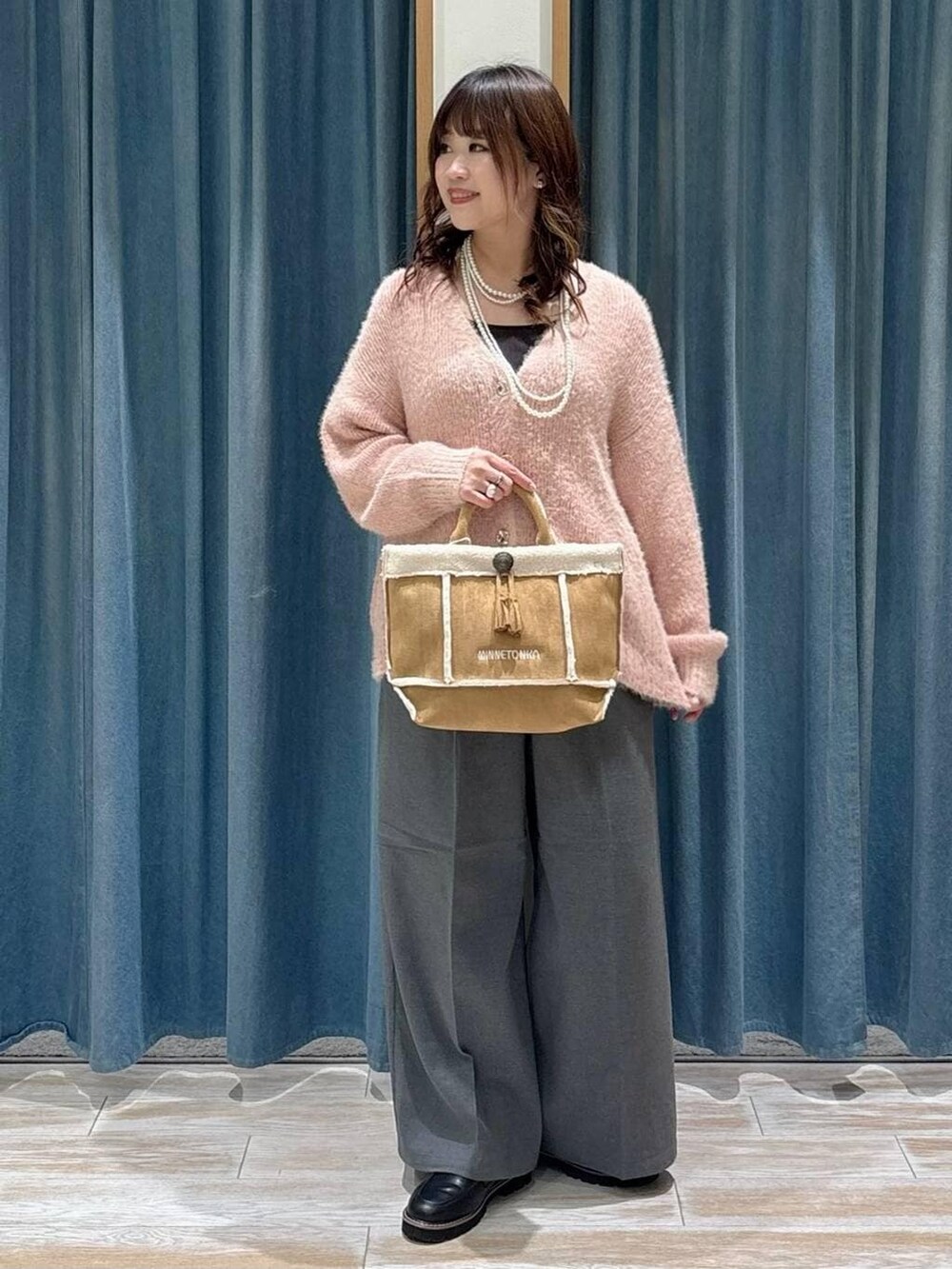 ブラック系のキャミソール、グレー系のその他パンツ、ブラック系のローファーを着用したレディースの冬コーディネートの4枚目の写真