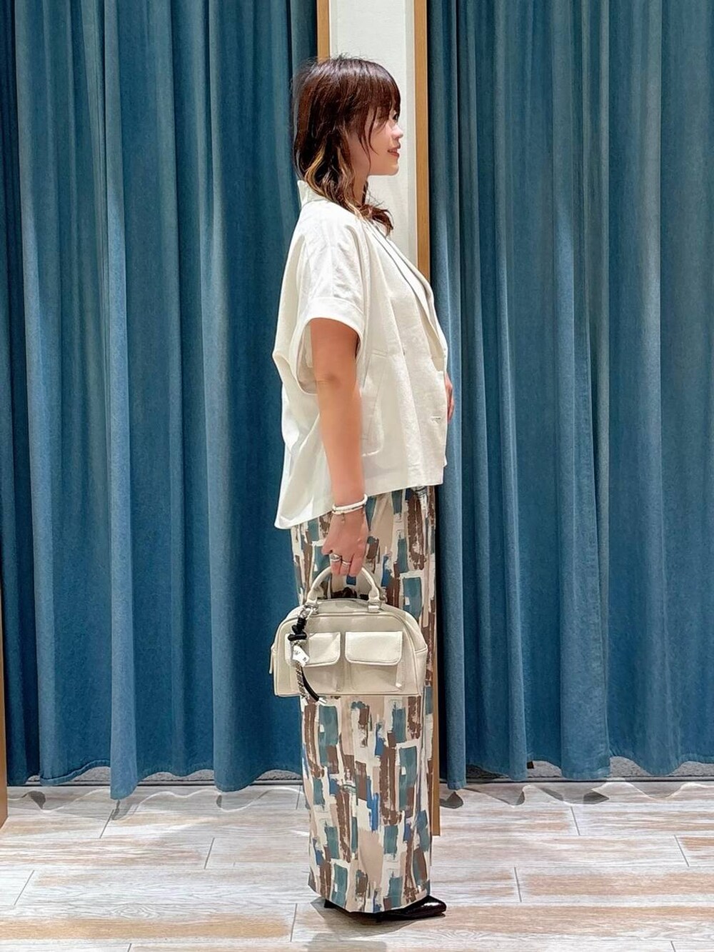 ホワイト系のキャミソール、ベージュ系のその他アウター、レッド系のその他シューズを着用したレディースの夏コーディネートの2枚目の写真