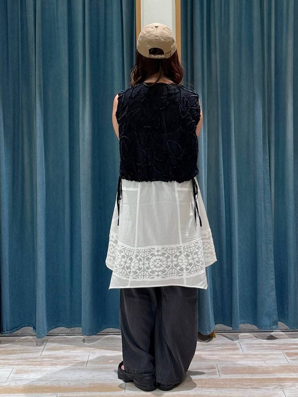 ブラック系のキャミソール、ブラック系のその他パンツ、シルバー系のショルダーバッグを着用したレディースの夏コーディネートの2枚目の写真