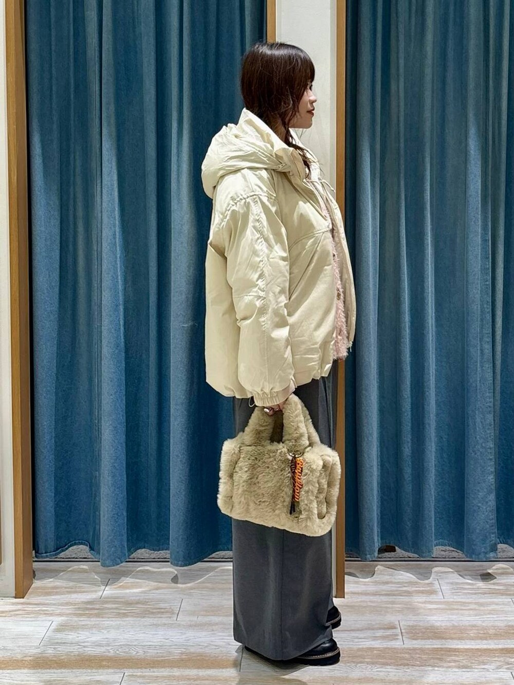 グレー系のその他パンツ、ブラック系のローファー、ベージュ系のトートバッグを着用したレディースの秋コーディネートの2枚目の写真