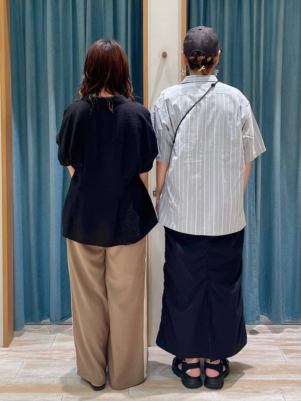 「着痩せ・細見え、差し色コーデ、体型カバー、休日コーデ、ママコーデ、女子会、ゆったり、ヘルシー、BAYFLOW、デートコーデ、骨格ストレート、骨格ウェーブ」｜「BAYFLOWの[スマホ・カード収納可♪]多機能スパンコールミニショルダー（ショルダーバッグ、ブラック系）」を使った、akariさん（レディース・161cm）の夏コーディネートの3枚目の写真