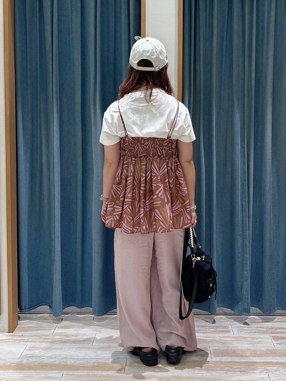 ホワイト系のTシャツ/カットソー、パープル系のその他パンツ、ブラック系のショルダーバッグを着用したレディースの夏コーディネートの3枚目の写真