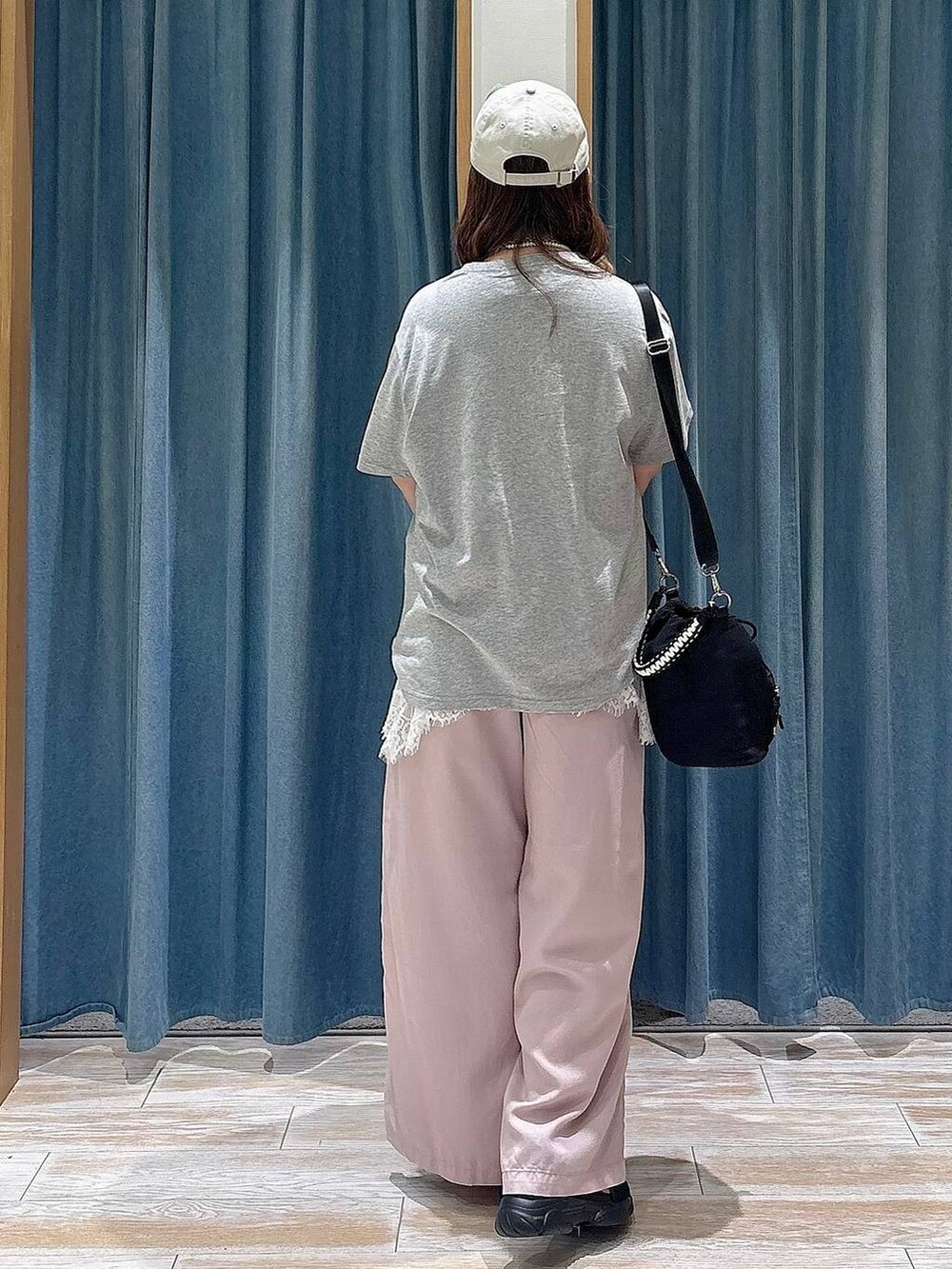パープル系のその他パンツ、ブラック系のサンダル、ブラック系のショルダーバッグを着用したレディースの春コーディネートの3枚目の写真
