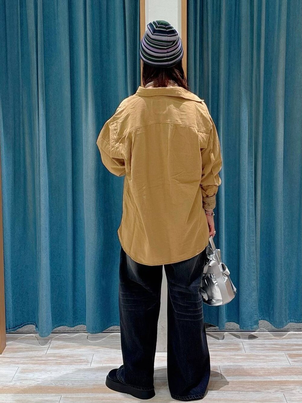 ブラック系のキャミソール、ブラック系のサンダル、ブラック系のデニムパンツを着用したレディースの夏コーディネートの3枚目の写真