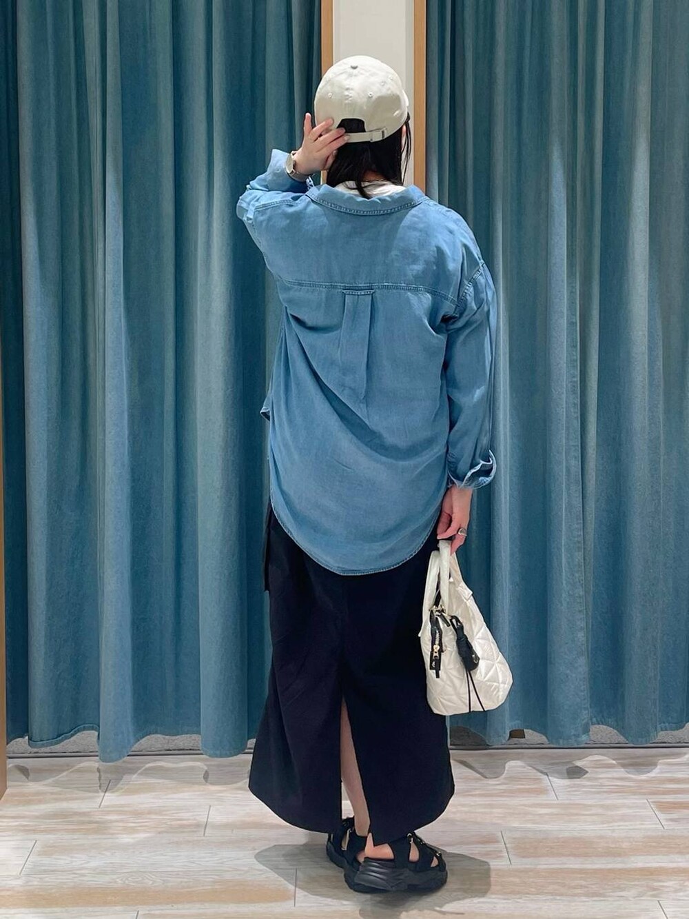 ブルー系のシャツ/ブラウス、ホワイト系のTシャツ/カットソー、ホワイト系のハンドバッグを着用したレディースの春コーディネートの3枚目の写真