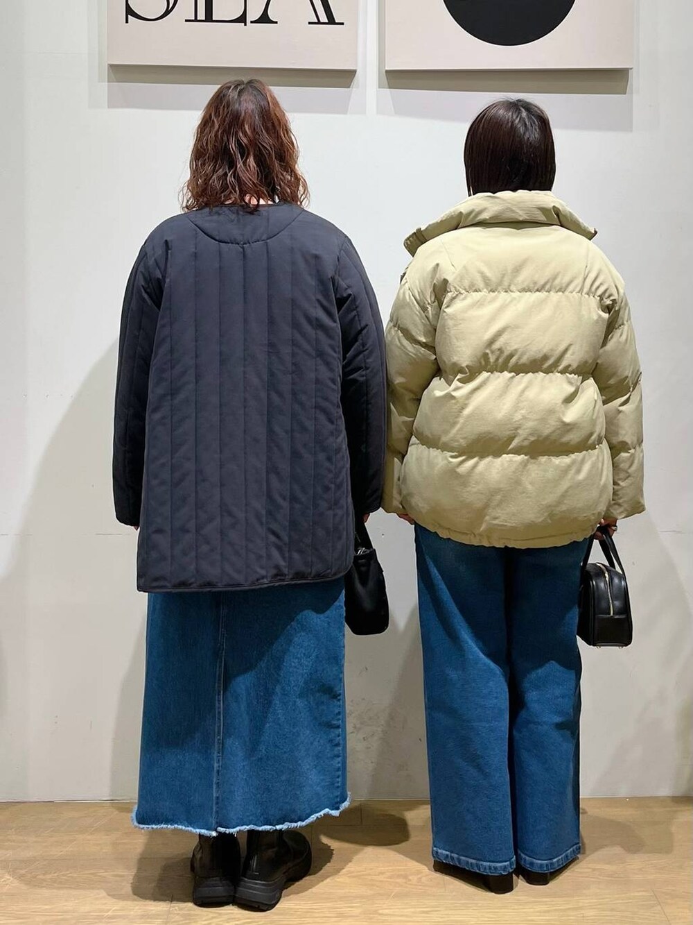 ブラック系のブーツ、レッド系のTシャツ/カットソー、パープル系のニット/セーターを着用したレディースの冬コーディネートの3枚目の写真