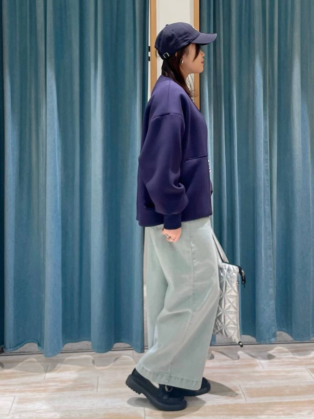 シルバー系のトートバッグ、ホワイト系のTシャツ/カットソー、その他のローファーを着用したレディースの冬コーディネートの2枚目の写真