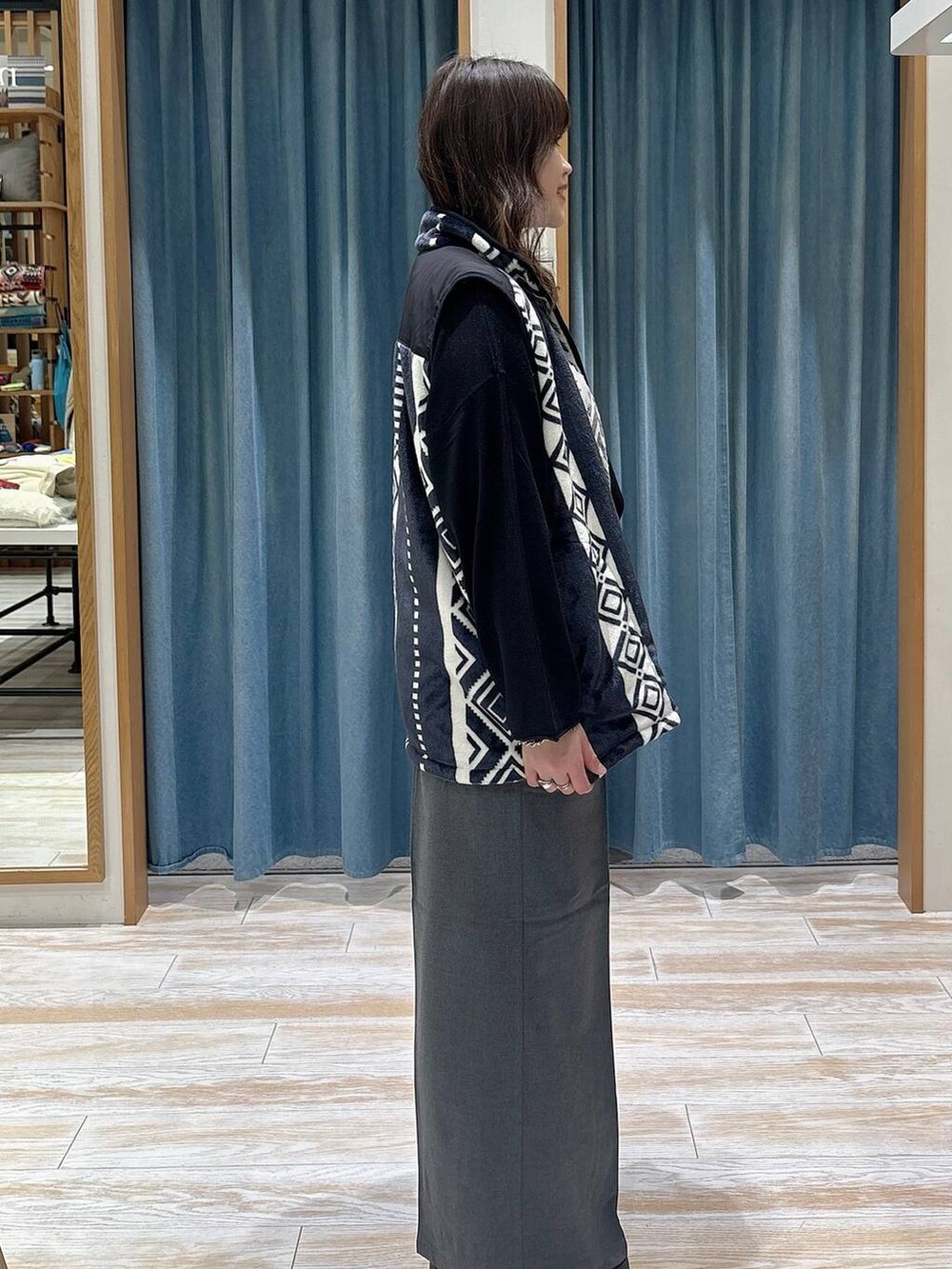 グレー系のその他パンツ、ブラック系のニット/セーター、ブラック系のブランケットを着用したレディースの冬コーディネートの2枚目の写真