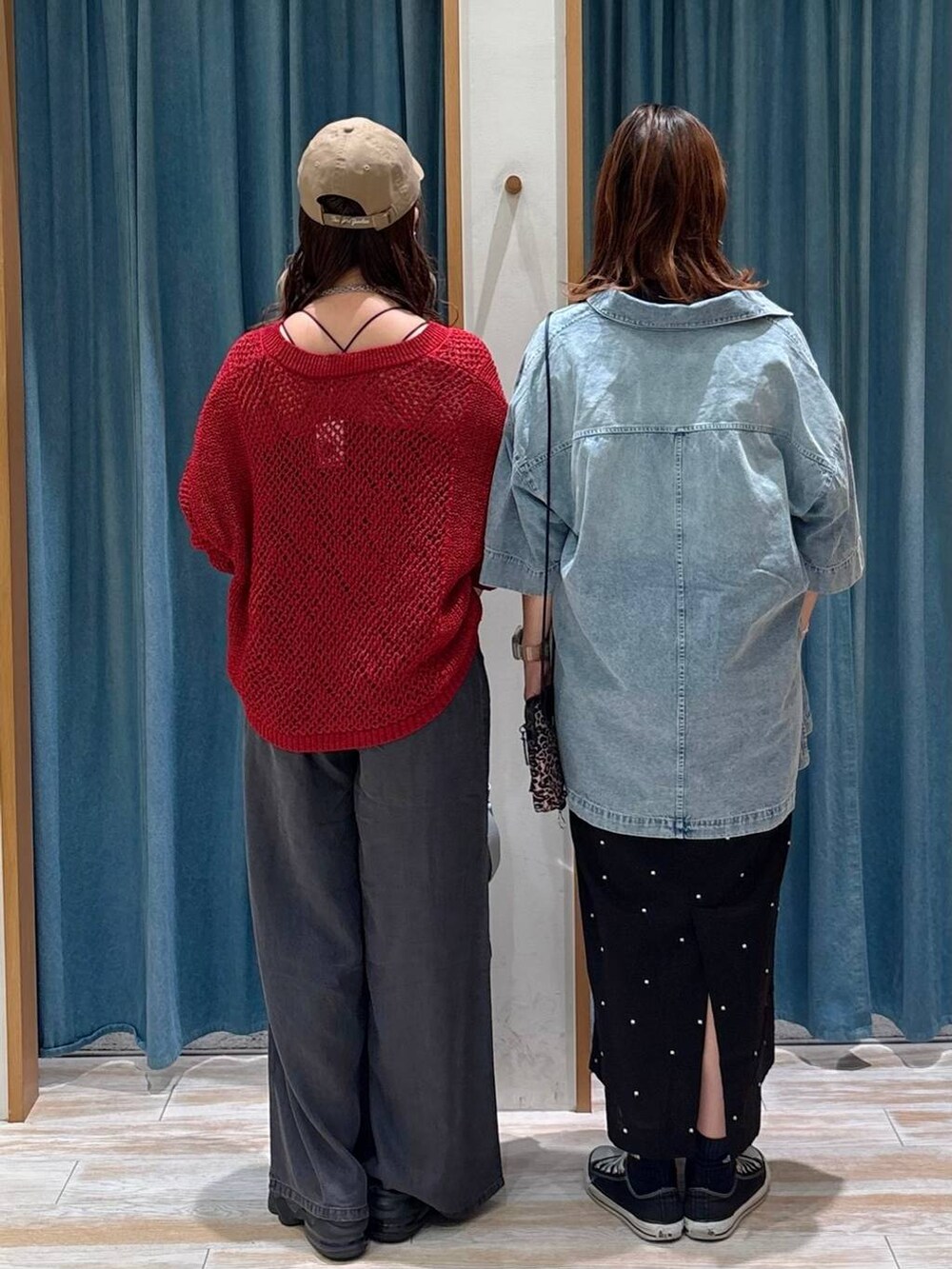 ブラウン系のショルダーバッグ、ブラック系のその他パンツ、ブルー系のシャツ/ブラウスを着用したレディースの夏コーディネートの3枚目の写真