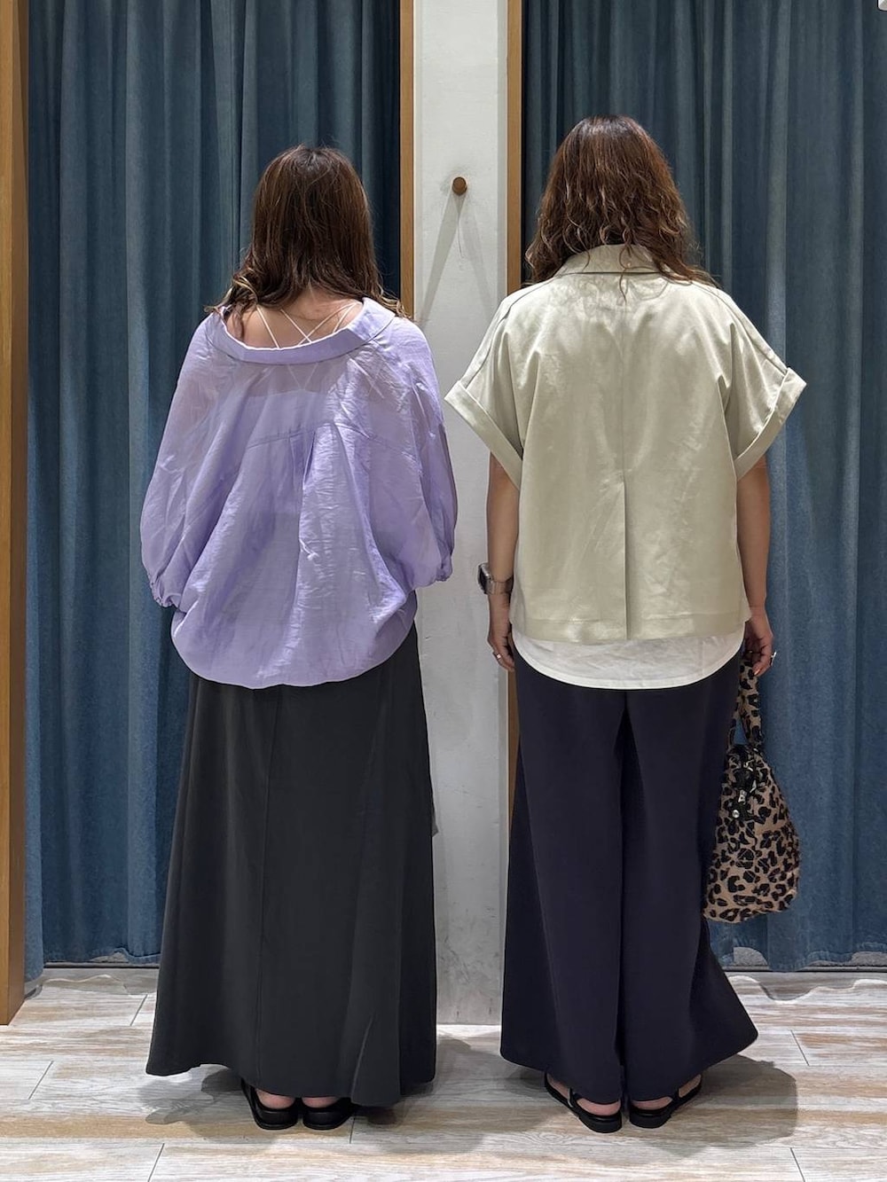 ホワイト系のTシャツ/カットソー、シルバー系のショルダーバッグ、ブラック系のサンダルを着用したレディースの夏コーディネートの3枚目の写真