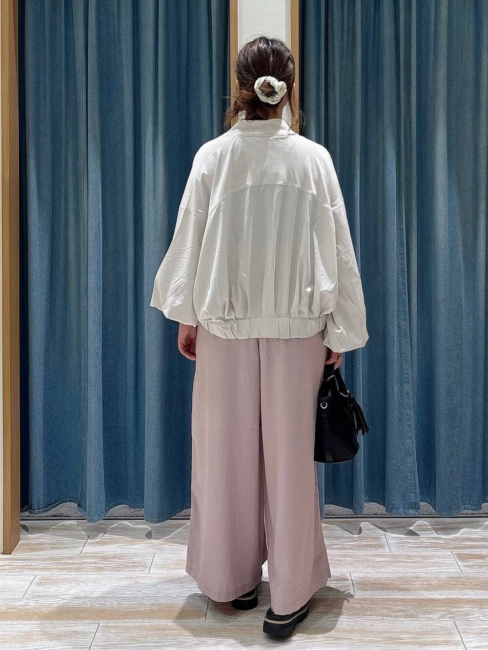 パープル系のその他パンツ、ブラック系のショルダーバッグ、ブラック系のサンダルを着用したレディースの春コーディネートの3枚目の写真