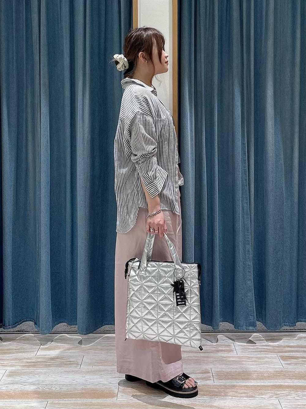 ブルー系のシャツ/ブラウス、パープル系のその他パンツ、ブラック系のサンダルを着用したレディースの春コーディネートの2枚目の写真