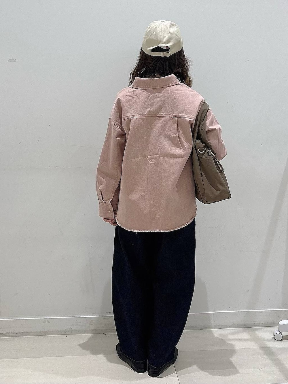 ブラック系のローファー、ベージュ系のトートバッグ、ブラック系のTシャツ/カットソーを着用したレディースの冬コーディネートの3枚目の写真