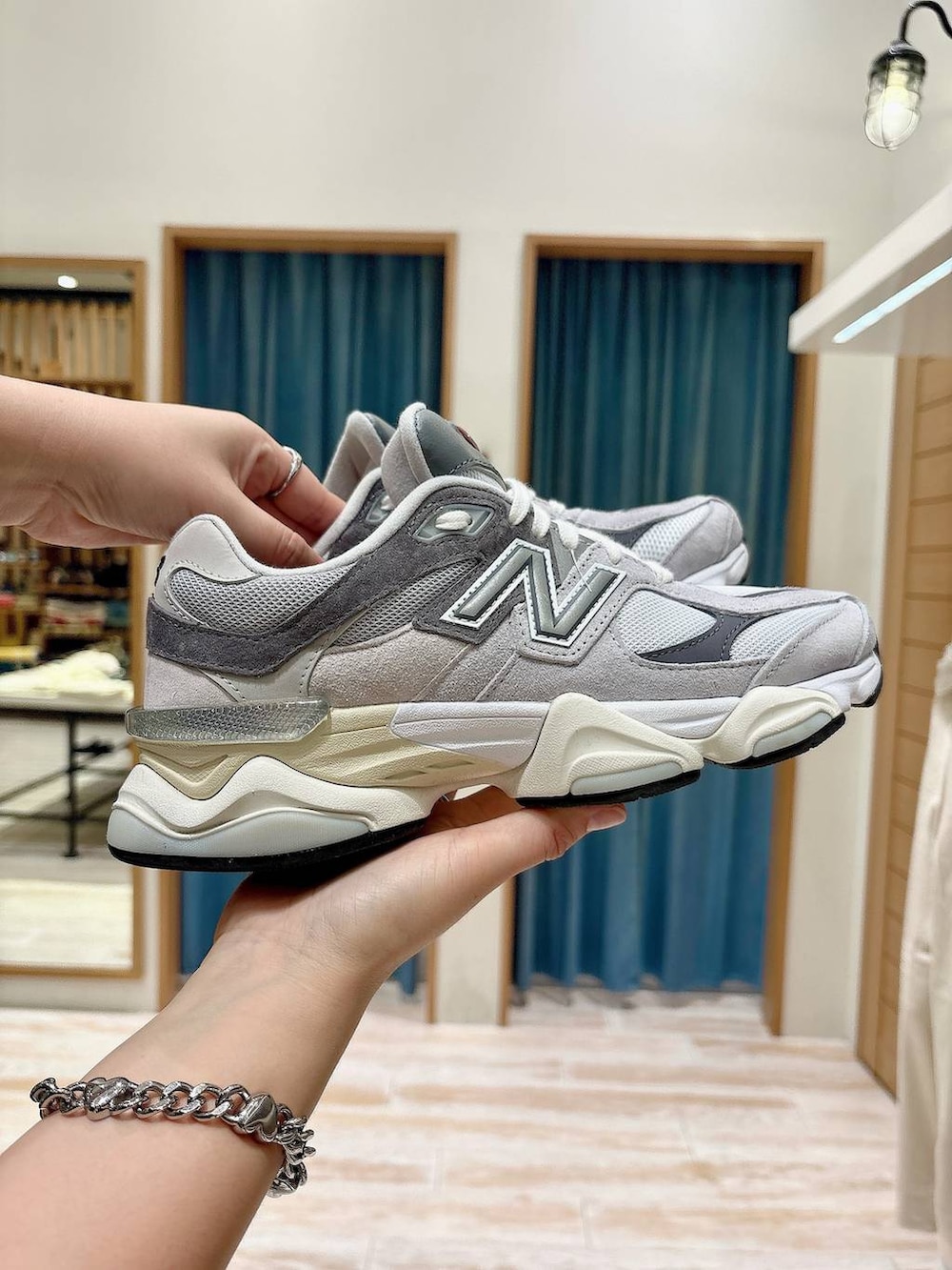 ベージュ系のスウェットパンツ、グレー系のテーラードジャケット、グレー系のブレスレットを着用したレディースの秋コーディネートの3枚目の写真