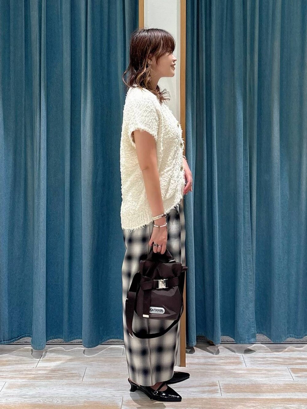 ブラック系のその他シューズ、ホワイト系のその他パンツ、ホワイト系のベストを着用したレディースの夏コーディネートの2枚目の写真