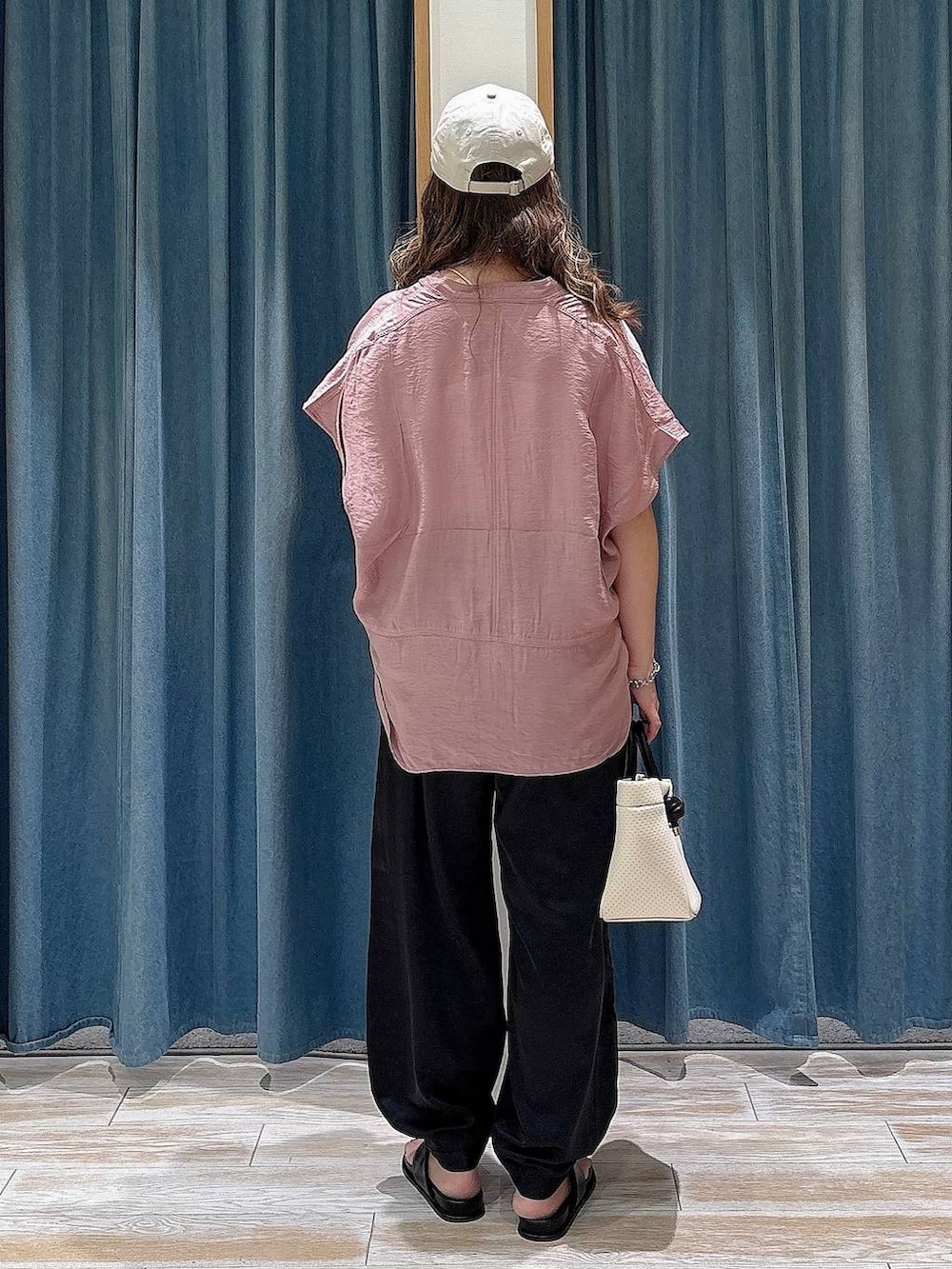 ブラック系のその他パンツ、ピンク系のシャツ/ブラウス、ブラック系のサンダルを着用したレディースの夏コーディネートの3枚目の写真