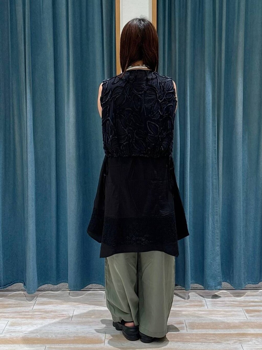 ブラック系のキャミソール、グリーン系のその他パンツ、シルバー系のショルダーバッグを着用したレディースの夏コーディネートの2枚目の写真