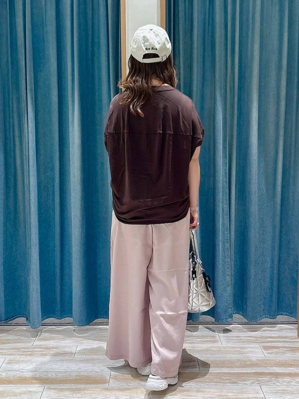 パープル系のその他パンツ、グレー系のサンダル、シルバー系のトートバッグを着用したレディースの春コーディネートの3枚目の写真