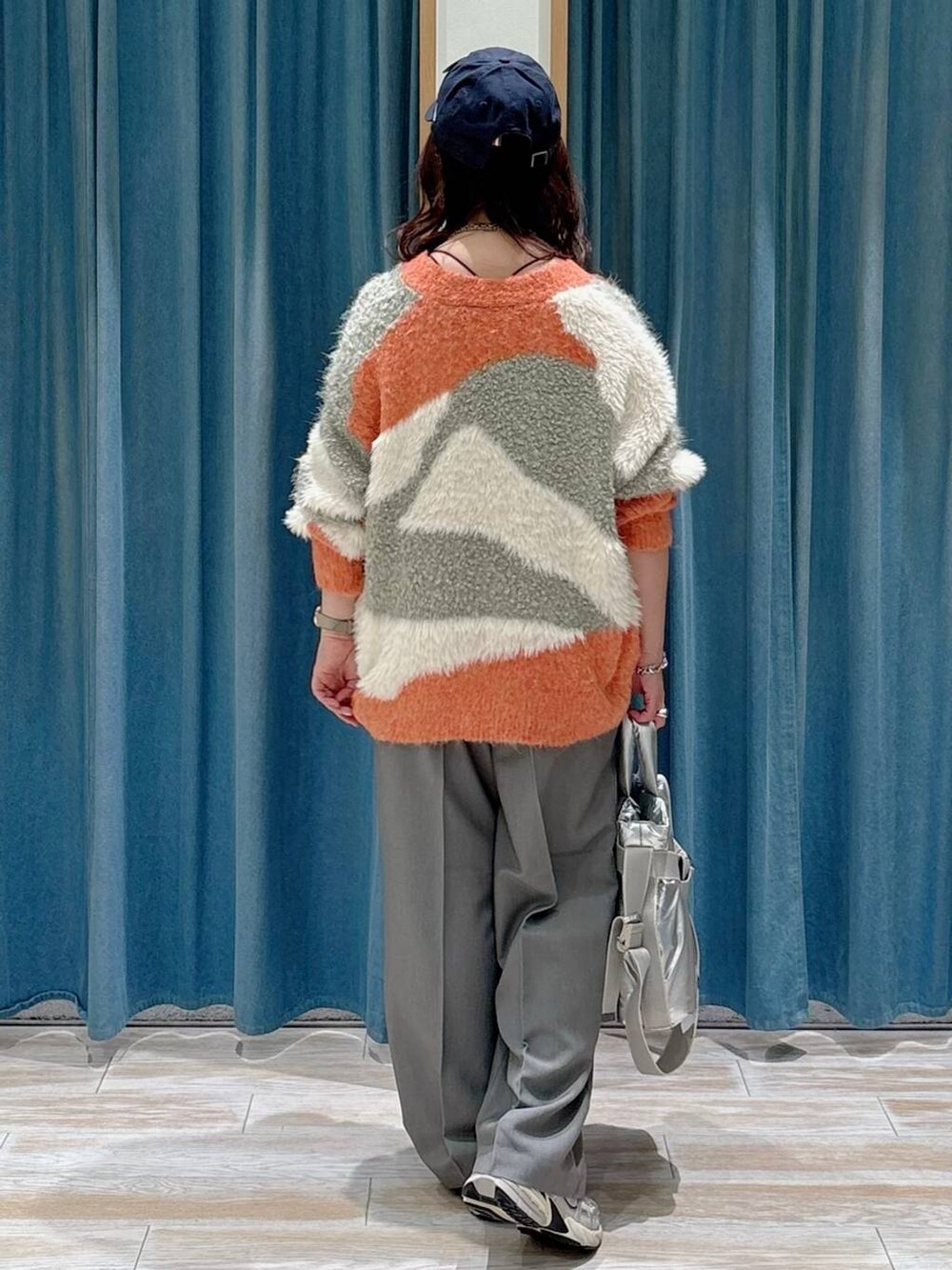 ブラック系のキャミソール、シルバー系のトートバッグ、グレー系のその他パンツを着用したレディースの秋コーディネートの3枚目の写真