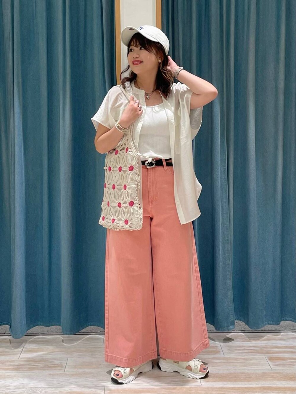 ホワイト系のキャミソール、ホワイト系のシャツ/ブラウス、ピンク系のデニムパンツを着用したレディースの春コーディネートの4枚目の写真