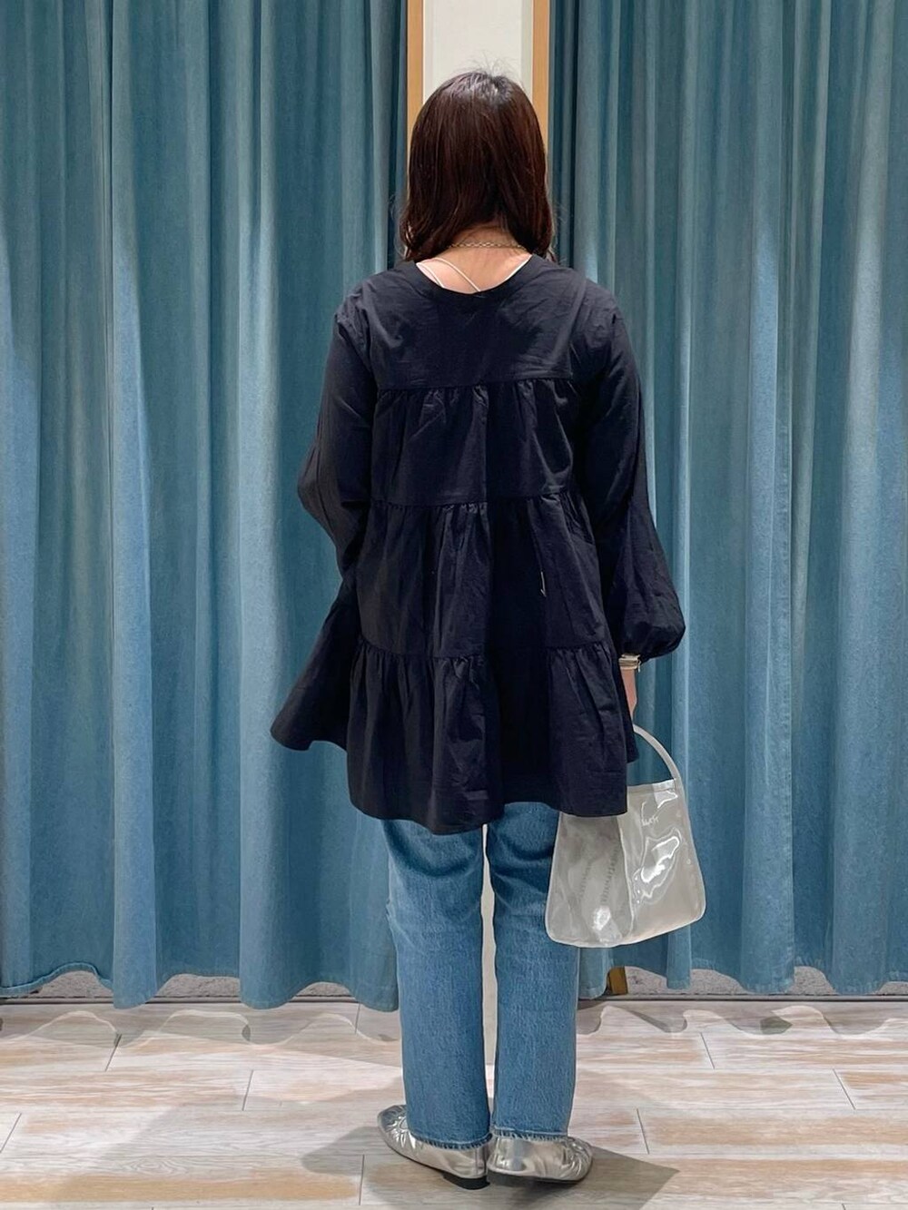 「着痩せ・細見え、差し色コーデ、体型カバー、休日コーデ、ママコーデ、女子会、ゆったり、ヘルシー、BAYFLOW、デートコーデ」｜「BAYFLOWの【Levi's(R)（リーバイス(R)）】別注RIBCAGE STRAIGHT（デニムパンツ、ブルー系）」を使った、akariさん（レディース・161cm）の春コーディネートの3枚目の写真
