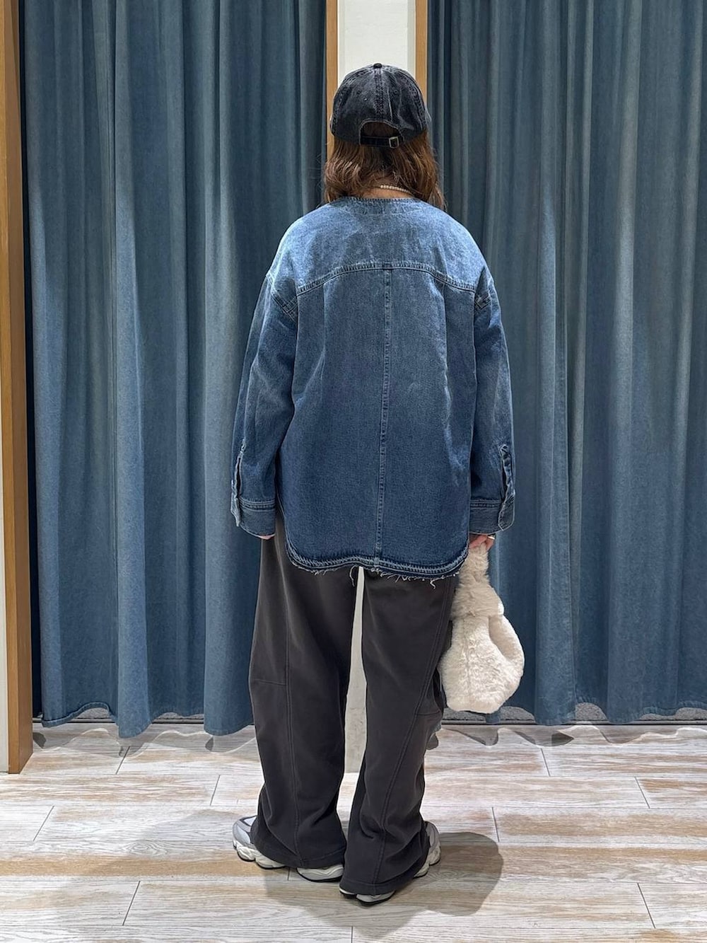 ブルー系のシャツ/ブラウス、グレー系のスウェットパンツ、ベージュ系のハンドバッグを着用したレディースの秋コーディネートの3枚目の写真