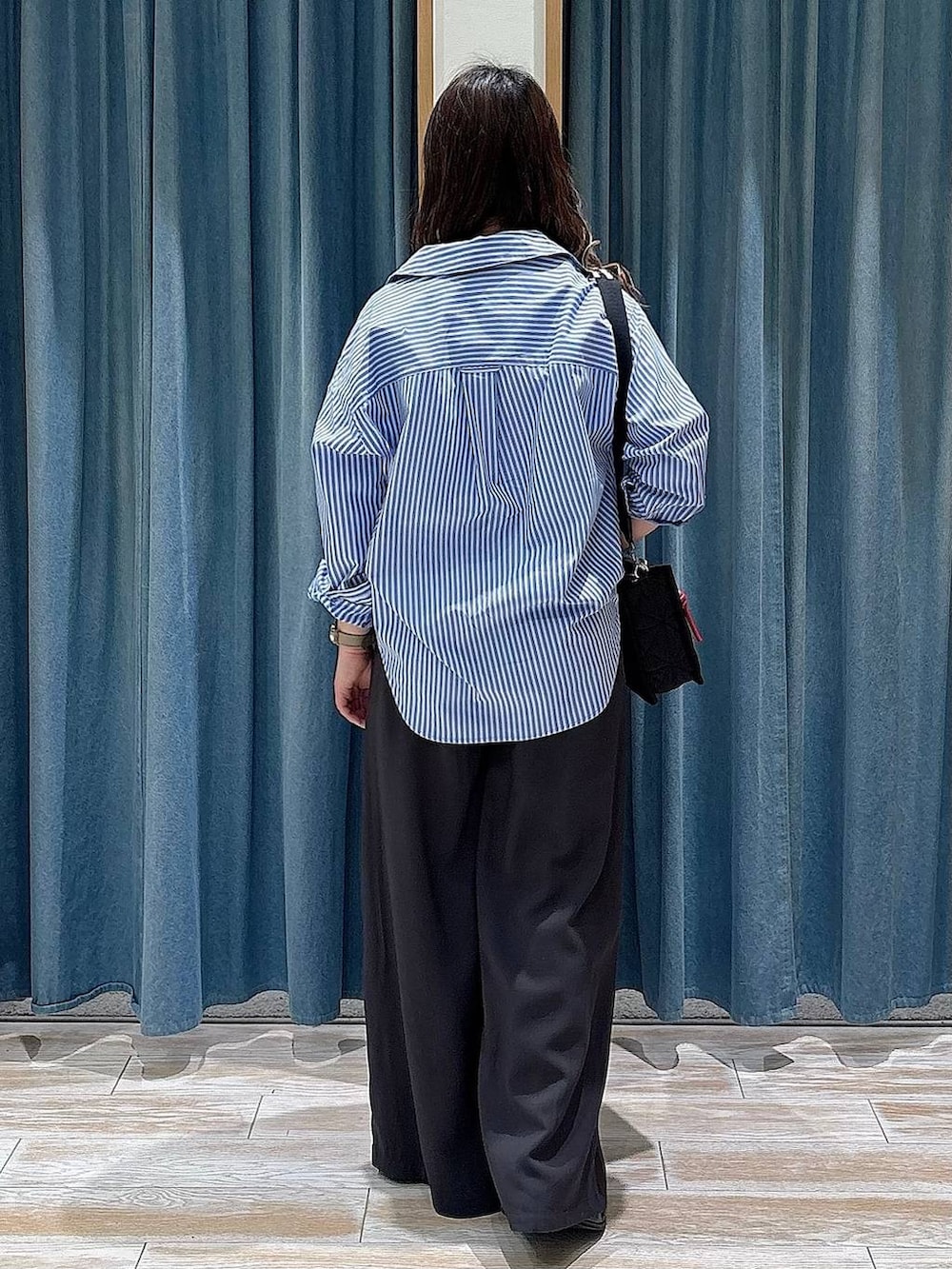 ブラック系のショルダーバッグ、ブラック系のローファー、グレー系のその他パンツを着用したレディースの春コーディネートの3枚目の写真