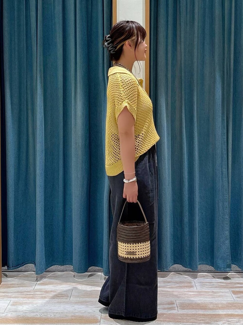 ブラウン系のショルダーバッグ、ブラック系のその他パンツ、ブラック系のサンダルを着用したレディースの夏コーディネートの2枚目の写真