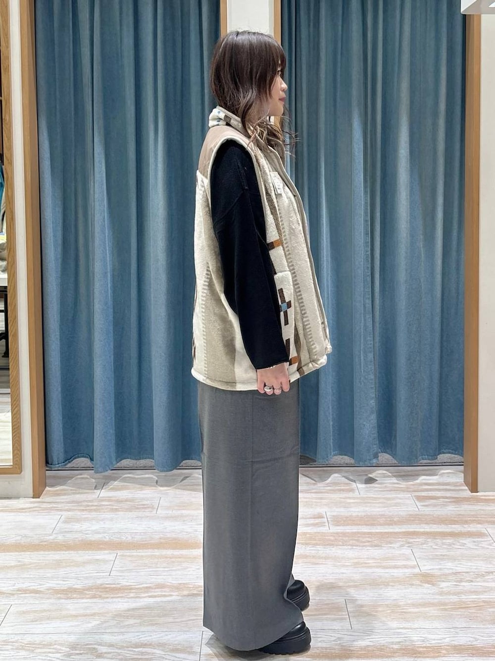 グレー系のその他パンツ、ブラック系のブーツ、ブラック系のニット/セーターを着用したレディースの冬コーディネートの2枚目の写真