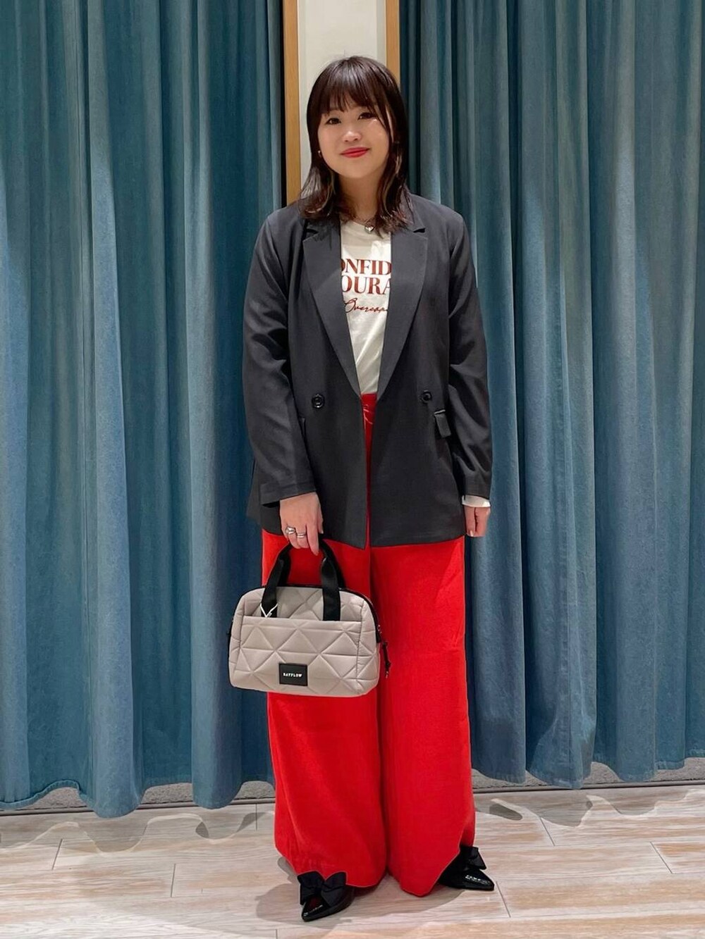 ピンク系のその他パンツ、ベージュ系のハンドバッグ、ブラック系のパンプスを着用したレディースの春コーディネートの4枚目の写真