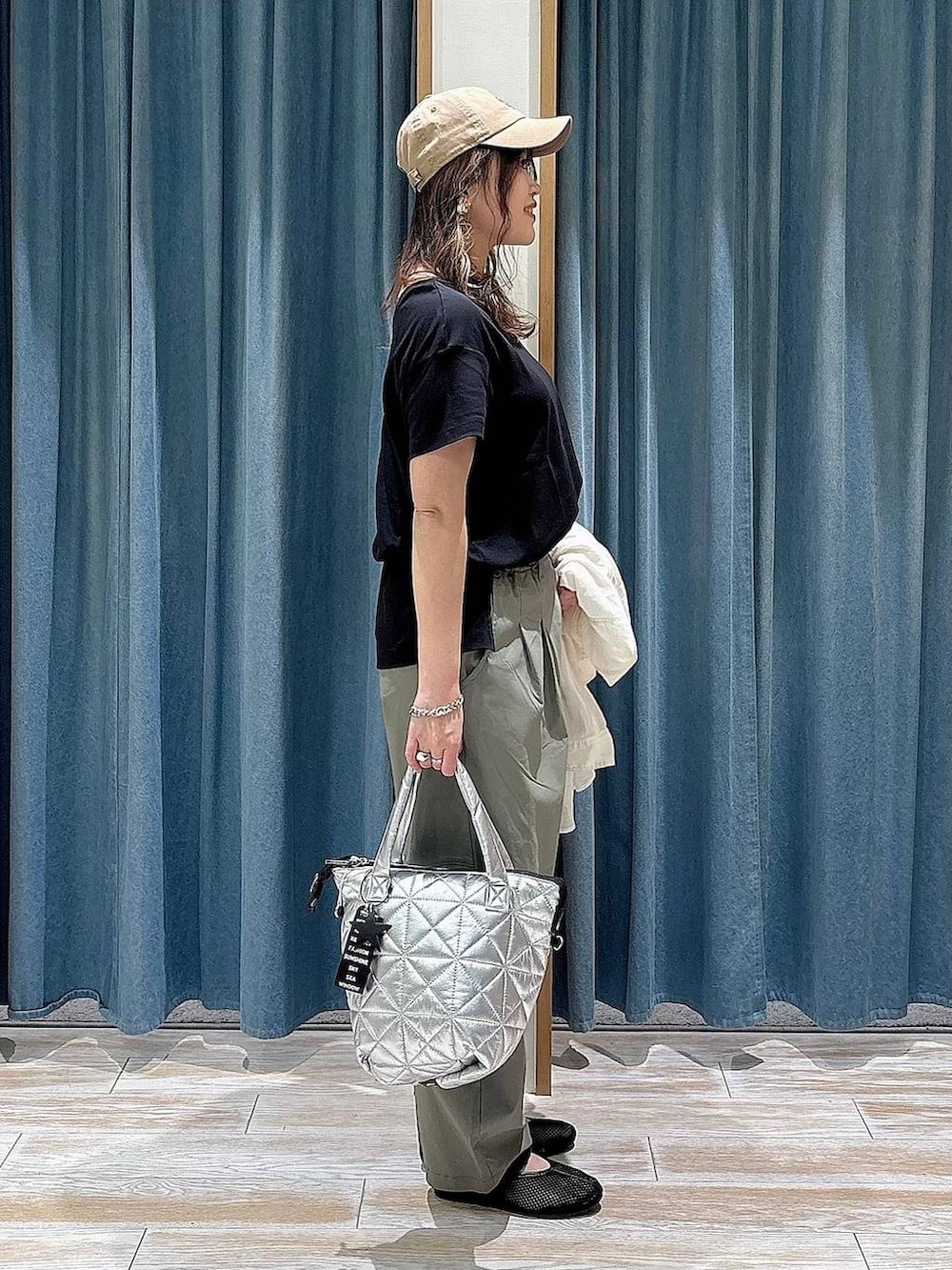 ホワイト系のシャツ/ブラウス、グリーン系のその他パンツ、ブラック系のパンプスを着用したレディースの春コーディネートの2枚目の写真