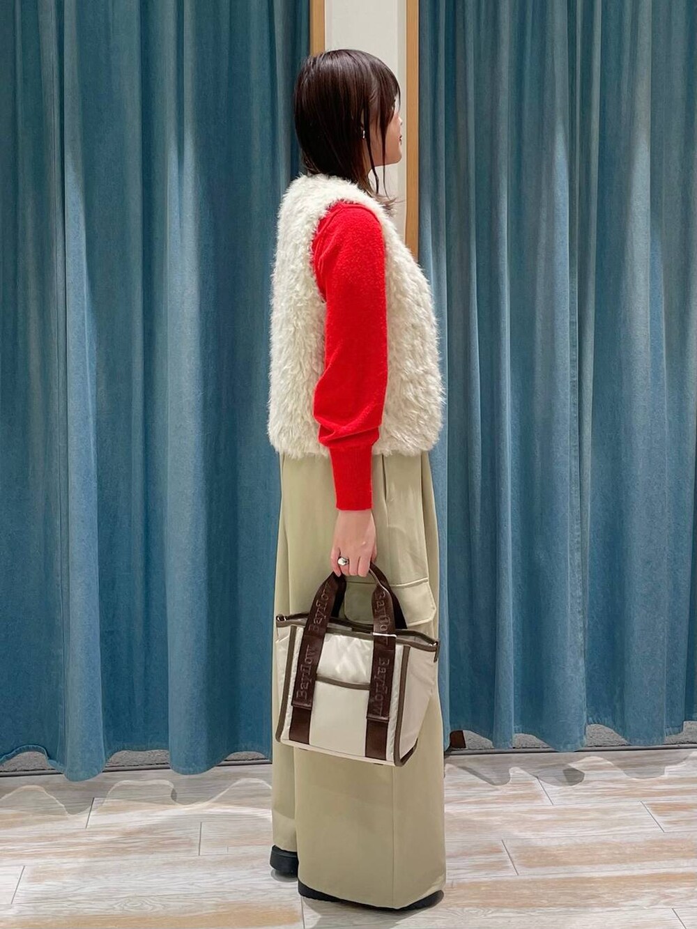 ベージュ系のその他パンツ、その他のローファー、ベージュ系のトートバッグを着用したレディースの冬コーディネートの2枚目の写真