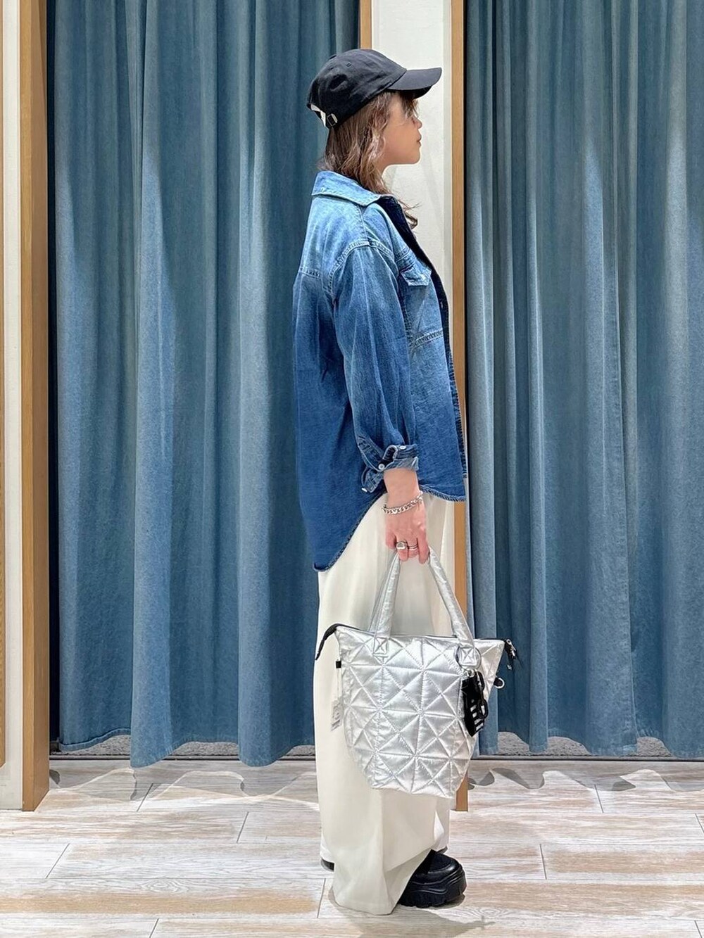 ブルー系のシャツ/ブラウス、ベージュ系のその他パンツ、グレー系のTシャツ/カットソーを着用したレディースの春コーディネートの2枚目の写真