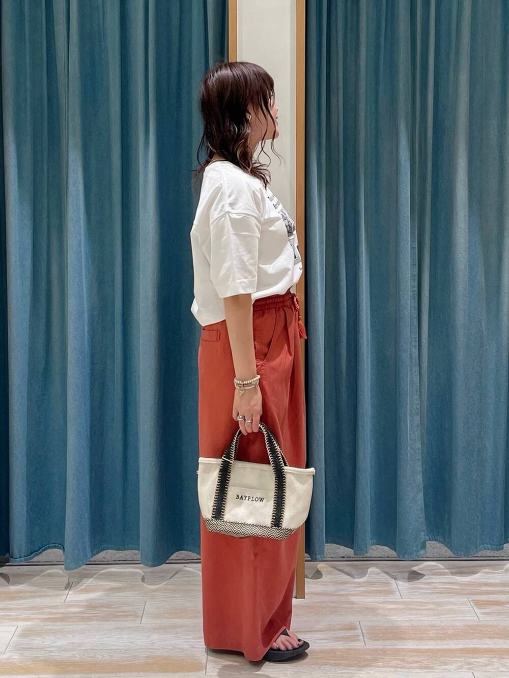 ブラック系のサンダル、ベージュ系のトートバッグ、ブラウン系のその他パンツを着用したレディースの春コーディネートの2枚目の写真