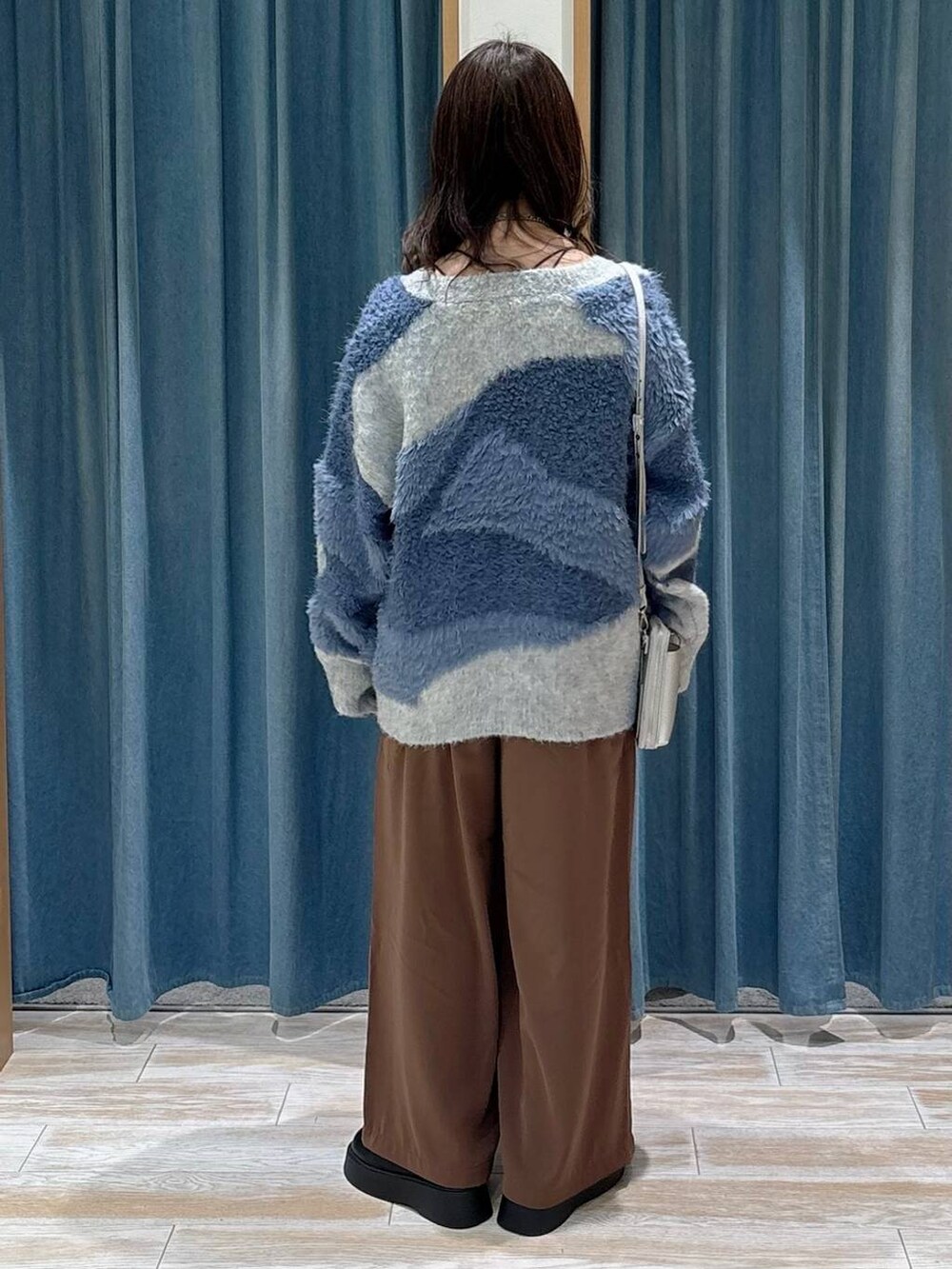 ブラック系のキャミソール、ブラウン系のその他パンツ、ブラック系のサンダルを着用したレディースの秋コーディネートの3枚目の写真