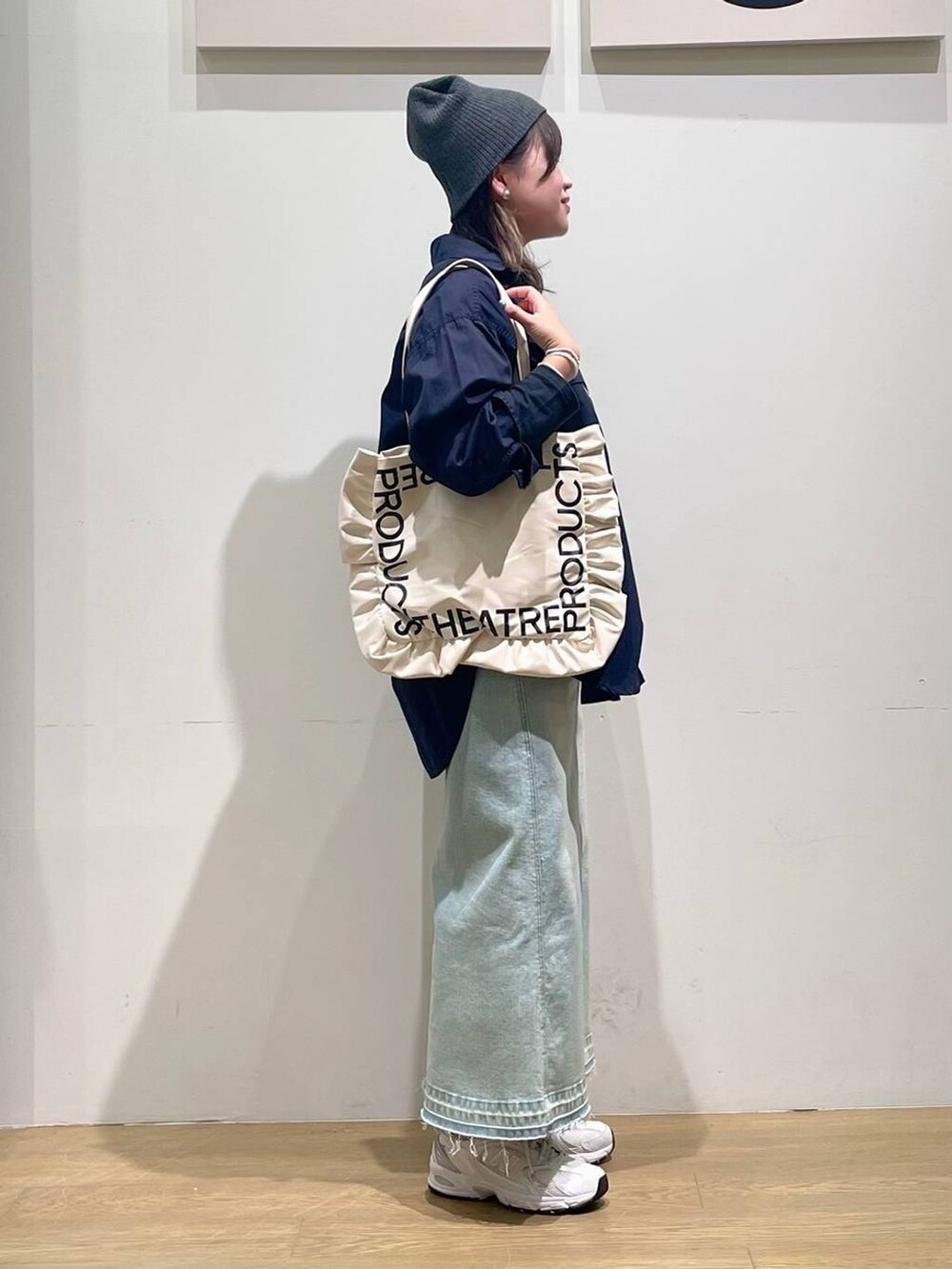 ブルー系のシャツ/ブラウス、ブラック系のTシャツ/カットソー、ベージュ系のトートバッグを着用したレディースの秋コーディネートの2枚目の写真