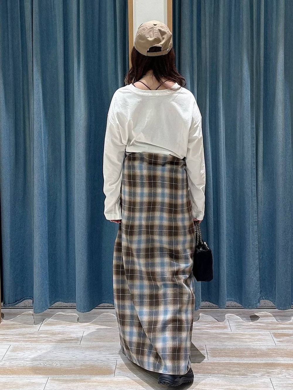 ホワイト系のTシャツ/カットソー、ブラック系のその他シューズ、ブラウン系のシャツワンピースを着用したレディースの冬コーディネートの3枚目の写真