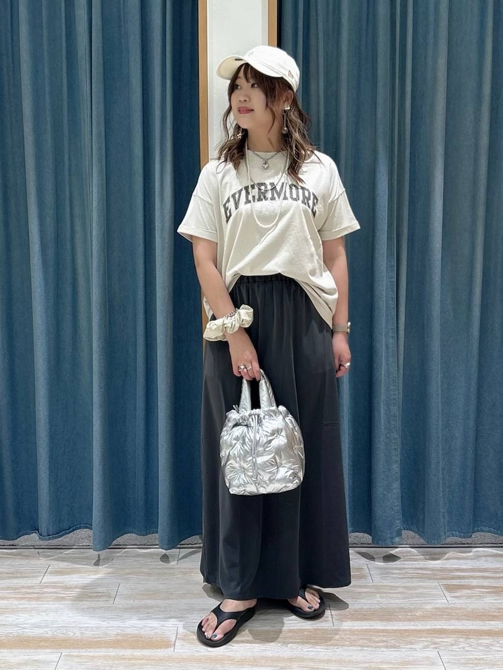 ホワイト系のTシャツ/カットソー、シルバー系のショルダーバッグ、ブラック系のサンダルを着用したレディースの春コーディネートの4枚目の写真