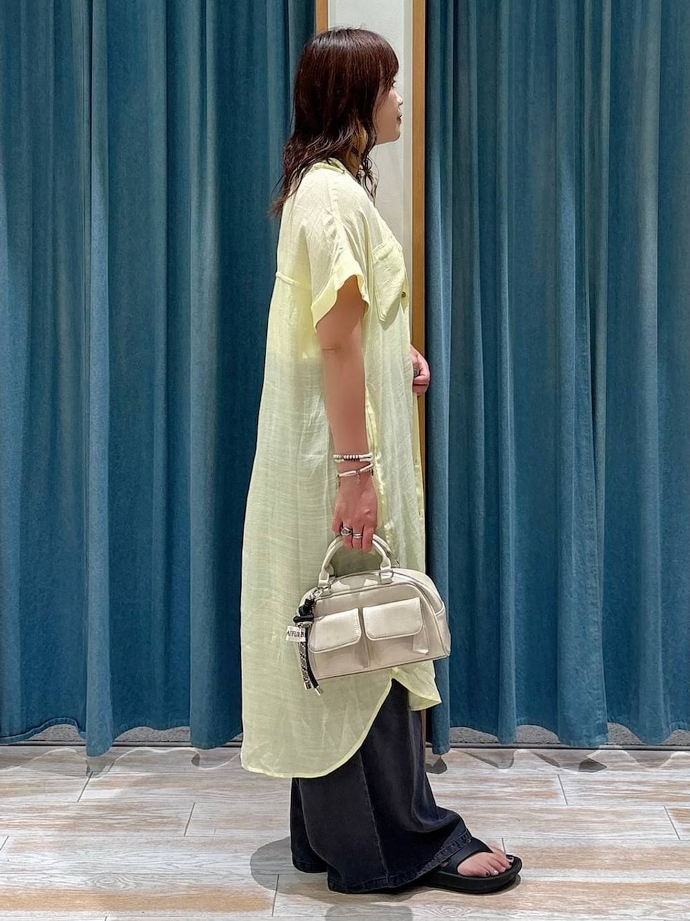 ホワイト系のキャミソール、ブラック系のその他パンツ、イエロー系のワンピースを着用したレディースの夏コーディネートの2枚目の写真