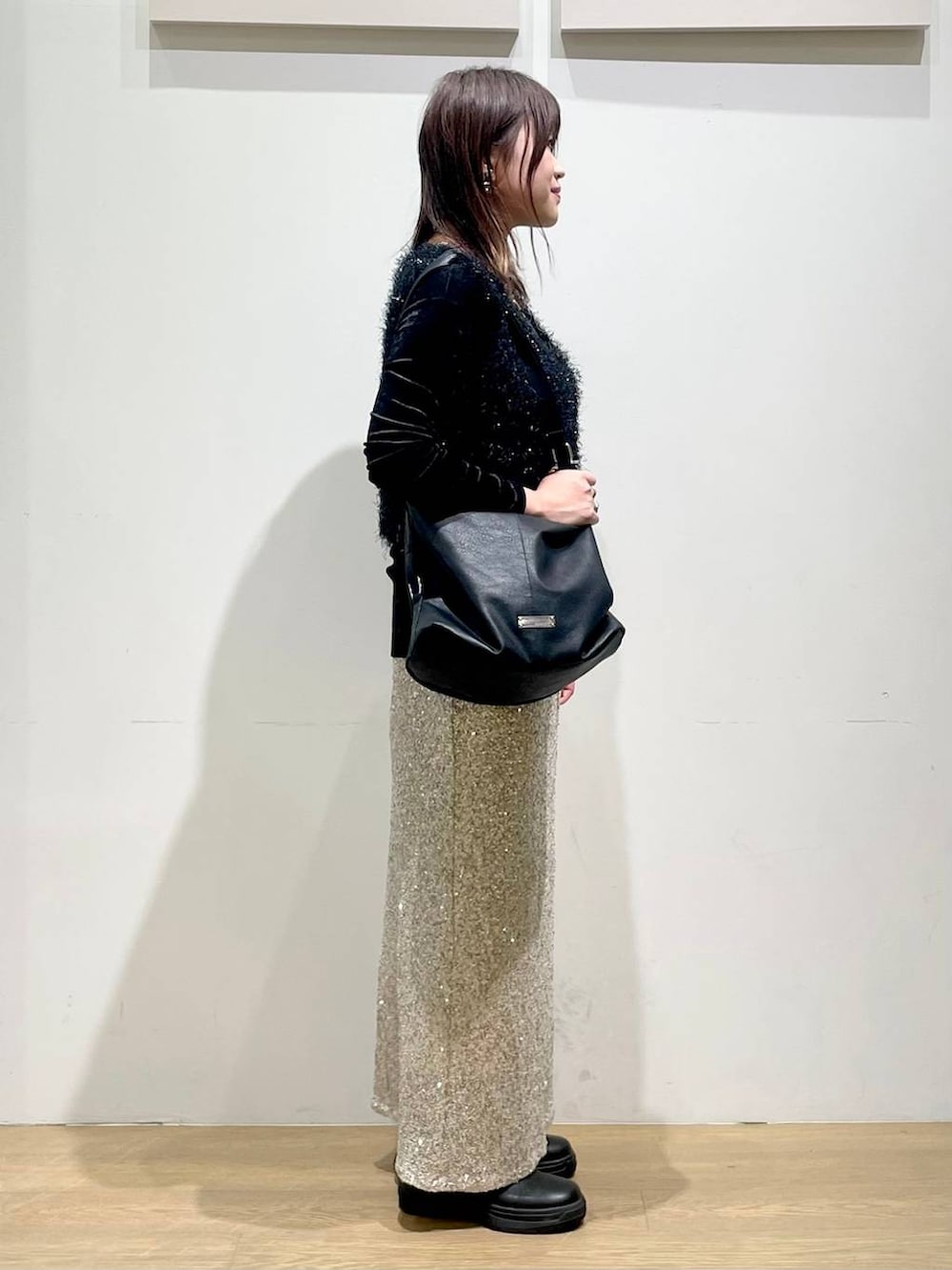 ブラック系のブーツ、ブラック系のTシャツ/カットソー、ブラック系のベストを着用したレディースの秋コーディネートの2枚目の写真