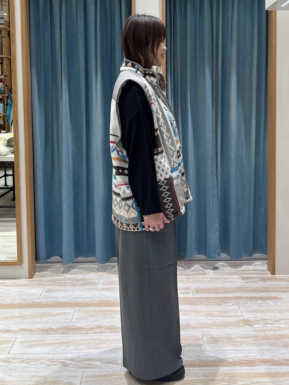 グレー系のその他パンツ、ブラック系のブーツ、ブラック系のニット/セーターを着用したレディースの冬コーディネートの2枚目の写真