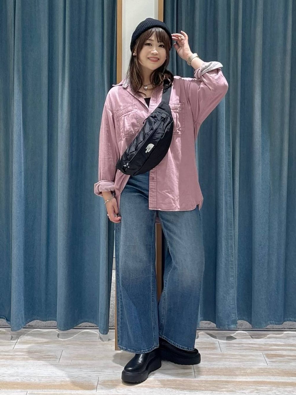 その他のボディバッグ/ウエストポーチ、ブラック系のブーツ、ピンク系のシャツ/ブラウスを着用したレディースの秋コーディネートの4枚目の写真