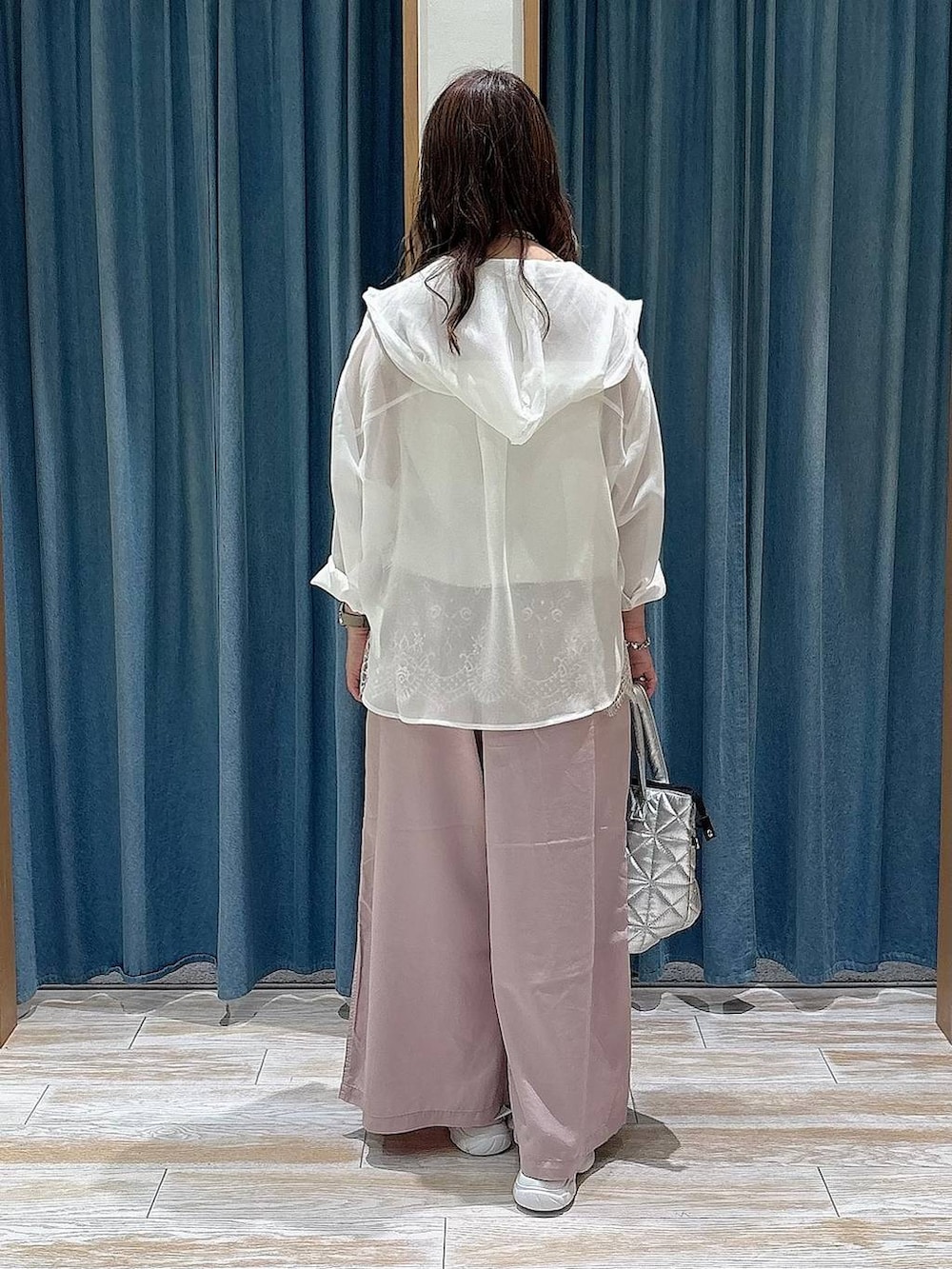 パープル系のその他パンツ、ホワイト系のキャミソール、ホワイト系のシャツ/ブラウスを着用したレディースの春コーディネートの3枚目の写真