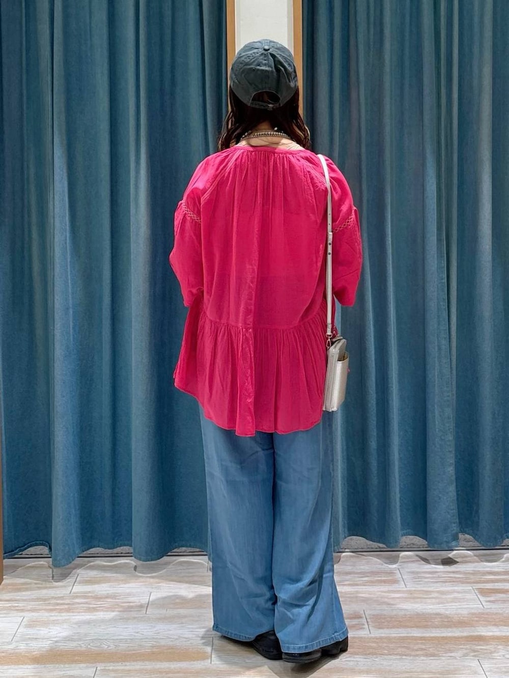 ホワイト系のキャミソール、ブルー系のその他パンツ、ピンク系のシャツ/ブラウスを着用したレディースの夏コーディネートの3枚目の写真