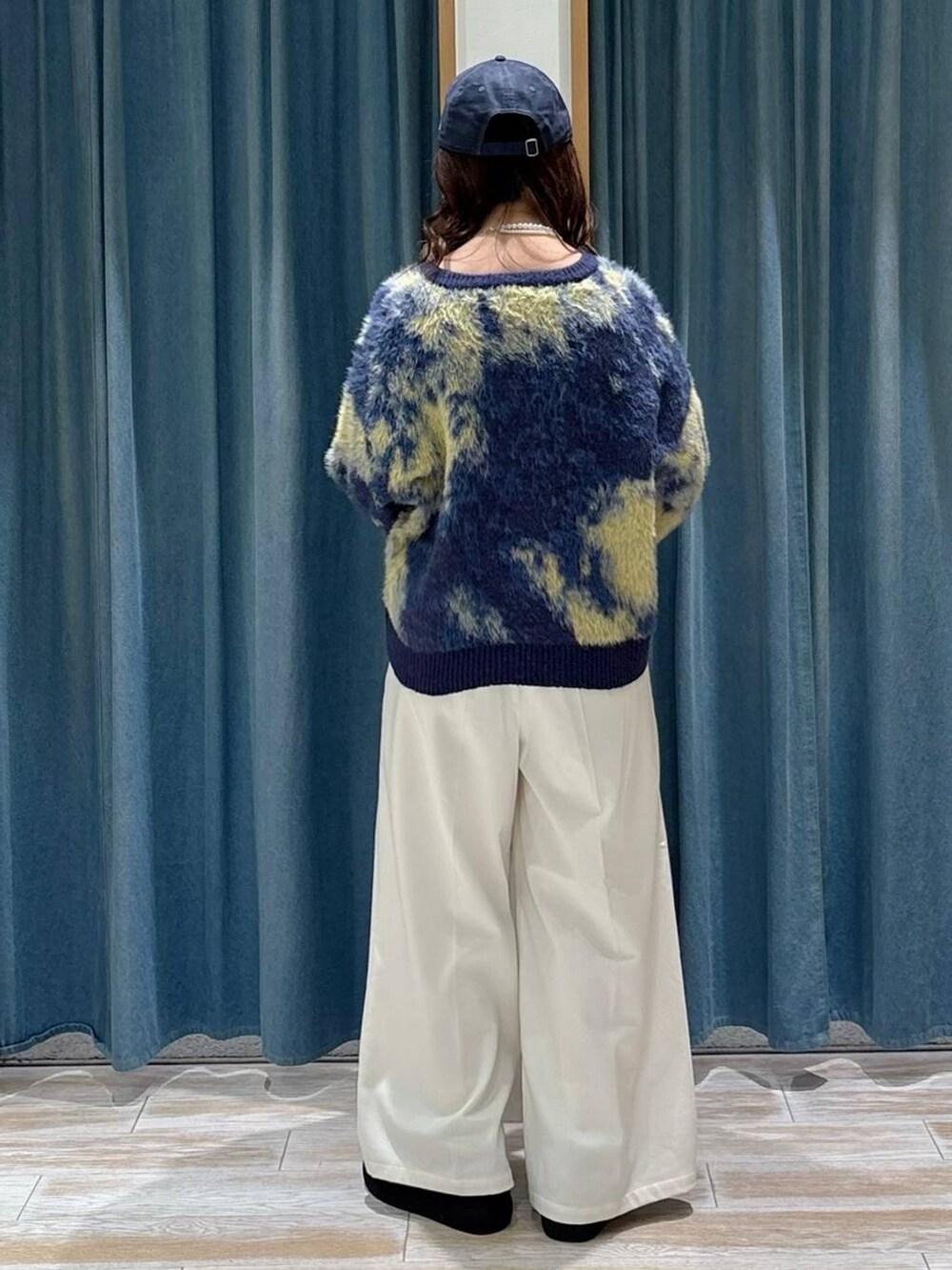 ブラック系のショルダーバッグ、ベージュ系のその他パンツ、ブラック系のブーツを着用したレディースの秋コーディネートの3枚目の写真