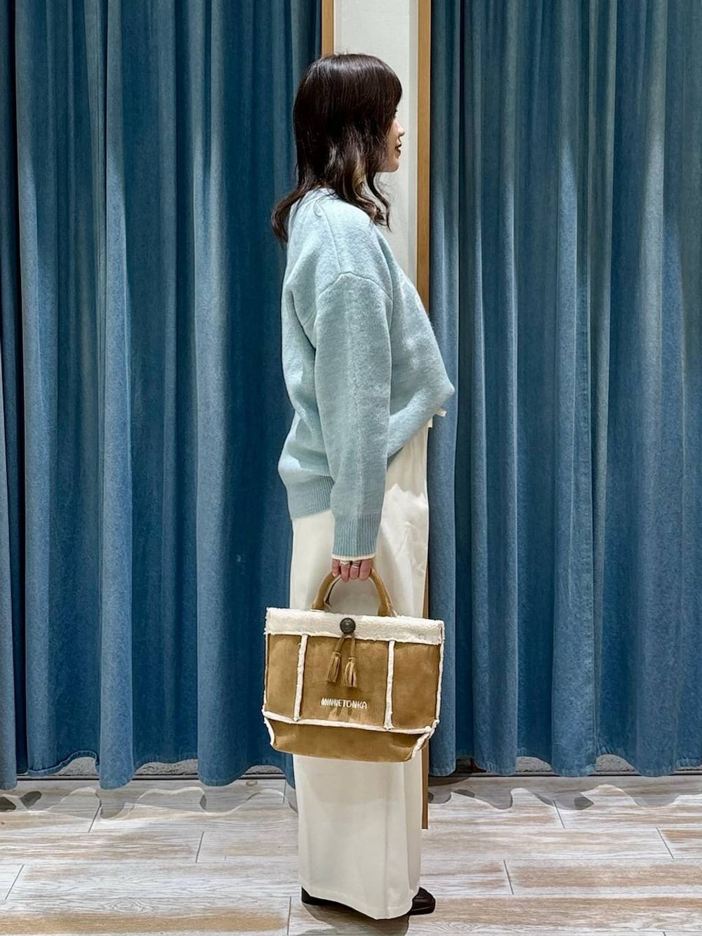 ベージュ系のその他パンツ、ブラウン系のブーツ、イエロー系のショルダーバッグを着用したレディースの冬コーディネートの2枚目の写真