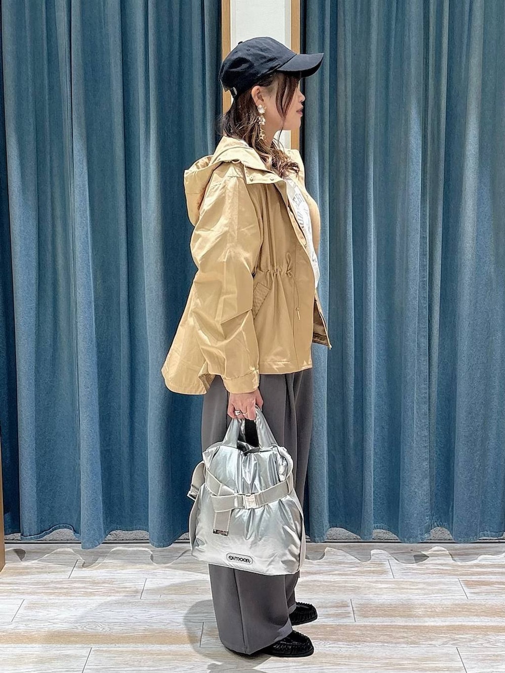 シルバー系のトートバッグ、ホワイト系のTシャツ/カットソー、イエロー系のマウンテンパーカーを着用したレディースの春コーディネートの2枚目の写真